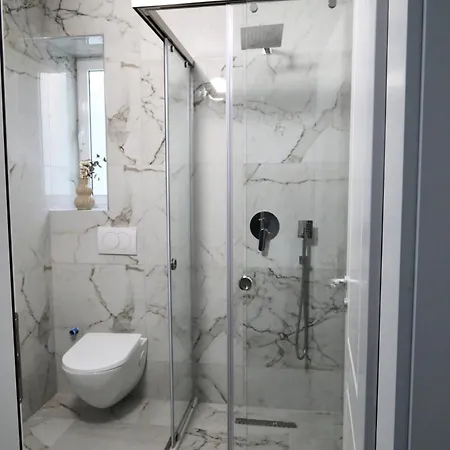 Rozafa Guest Center 3* שקודר