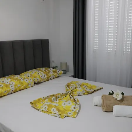 Rozafa Guest Center מלון