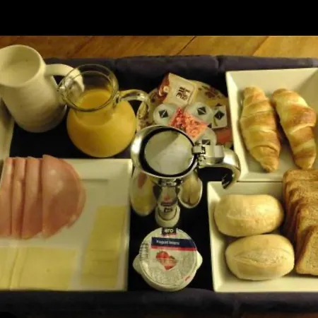 מלון Rozafa Guest Center 3*